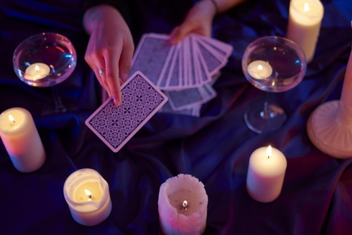 自分に合った占術を学んで実践経験を積み【人気占い師】を目指そう！